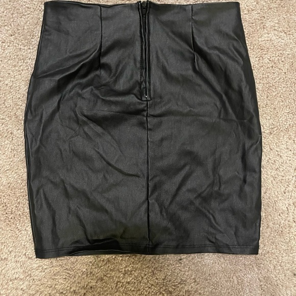 Windsor Small Black Pencil Skirt - Picture 3 of 4